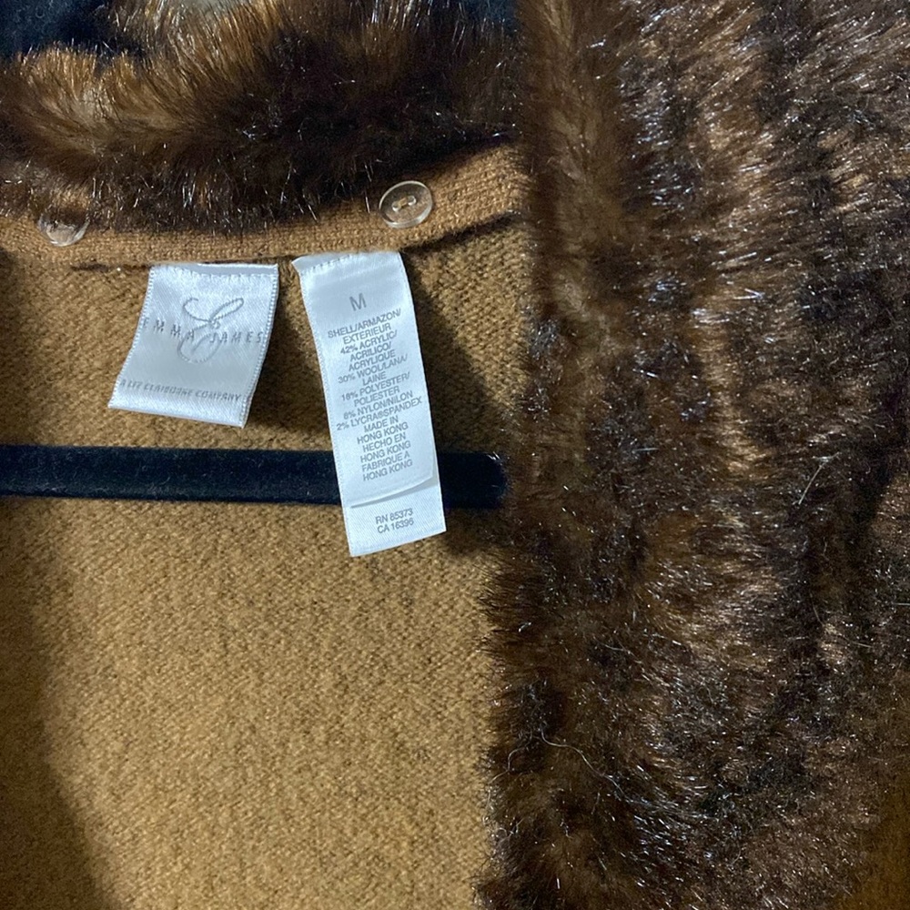 🎈Cozy Brown Button up Sweater with detachable Faux Fur Collar! - Picture 5 of 11